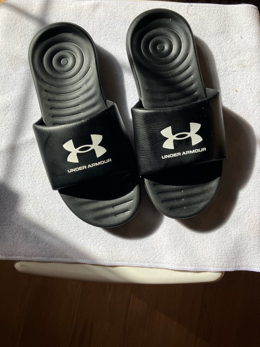 Under Armour Men’s Sz 8 Fixed  Black Slide Slip on Sandals